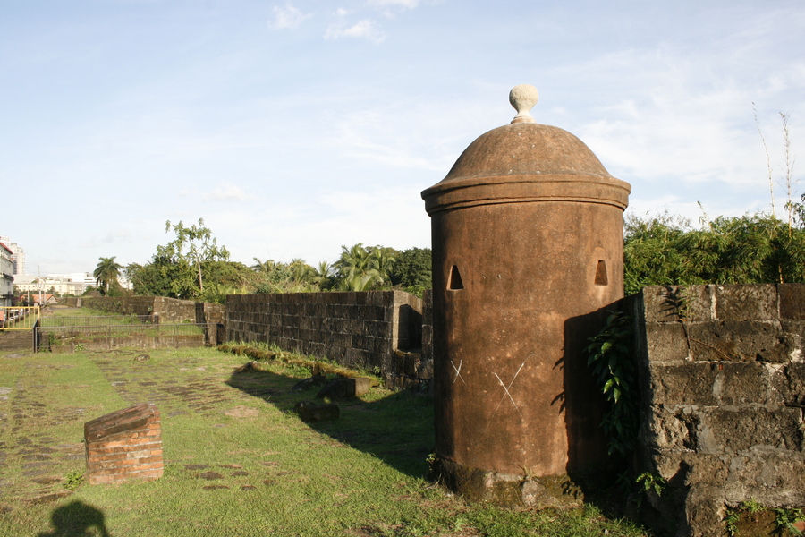 Atop the Intramuros wall. : Philippines : JonPargas